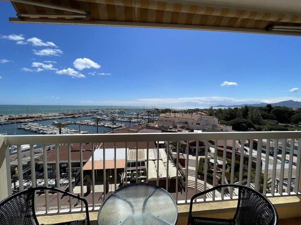 Balkón alebo terasa v ubytovaní Charmant studio climatisé avec wifi et parking à 100m de la plage - FR-1-106-51