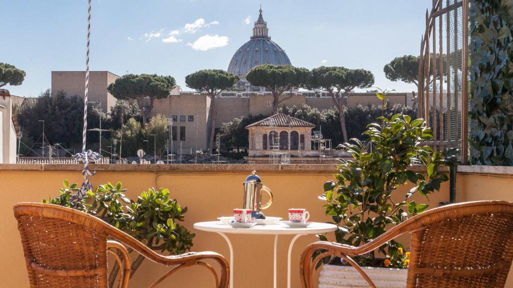 - Balcón con mesa y sillas y vistas a la ciudad en Rental in Rome Sistina View, en Roma