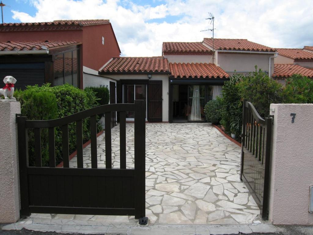 une porte menant à une maison avec une allée en pierre dans l'établissement Villa Saint-Cyprien, 3 pièces, 6 personnes - FR-1-106-57, à Saint-Cyprien