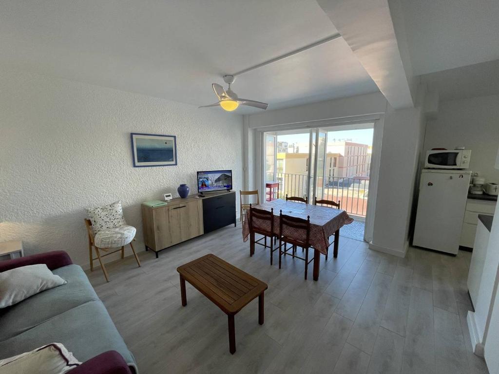 Kuchnia lub aneks kuchenny w obiekcie T2 cabine rénové, animaux admis, parking sécurisé, proche plage et port - Saint-Cyprien - FR-1-106-69
