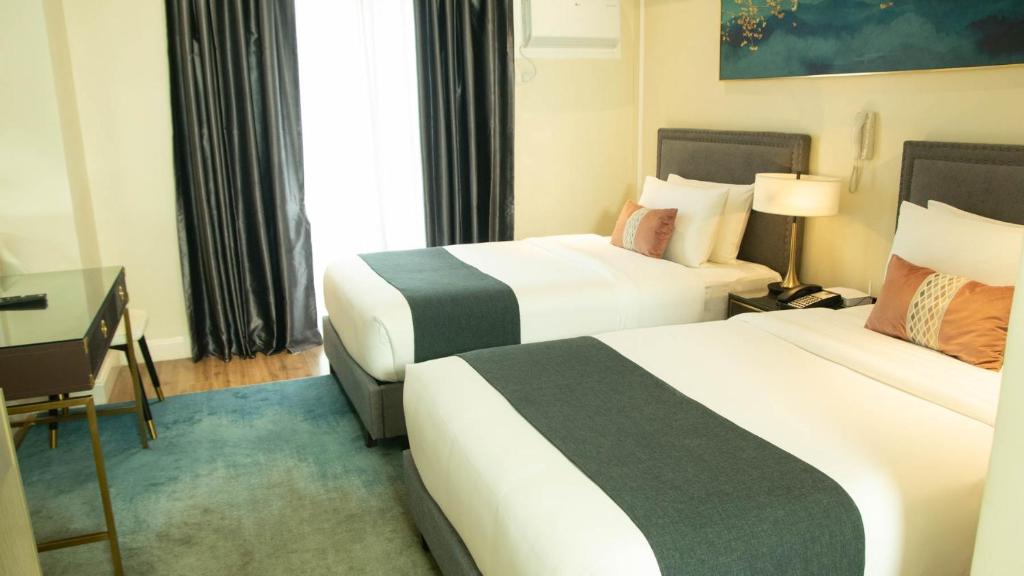 Postel nebo postele na pokoji v ubytování Noble Cebu Hotel