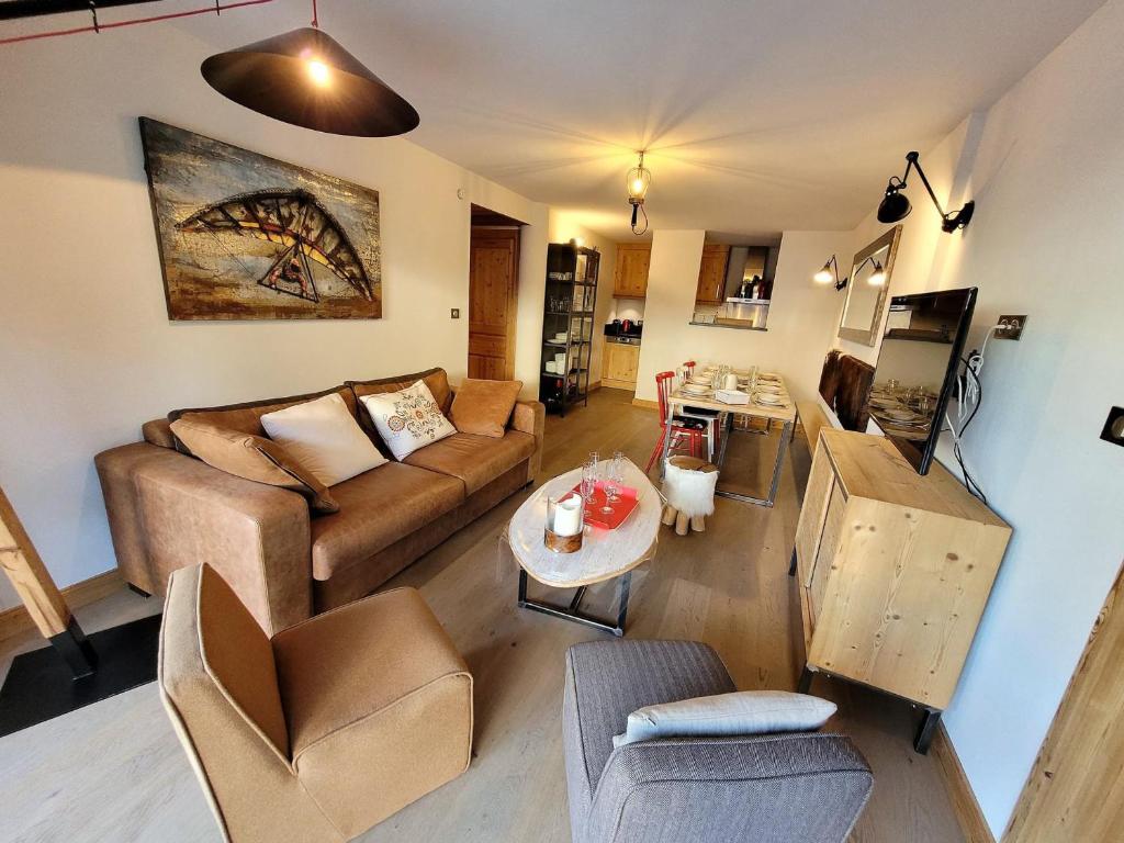 a living room with a couch and a table at Confortable T4, terrasse, parking et Wi-Fi, au centre et proche pistes - FR-1-598-129 in Les Gets