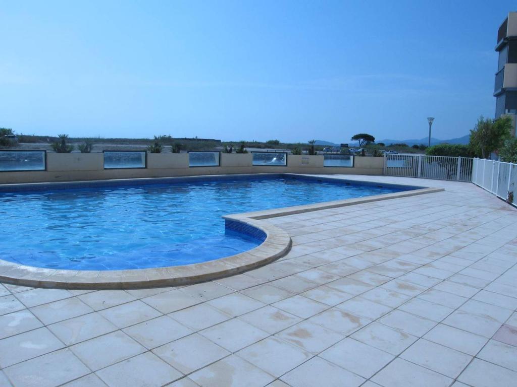 basen na dachu budynku w obiekcie Studio cabine avec piscine à Saint-Cyprien, plage à 50m - FR-1-106-76 w mieście Saint-Cyprien