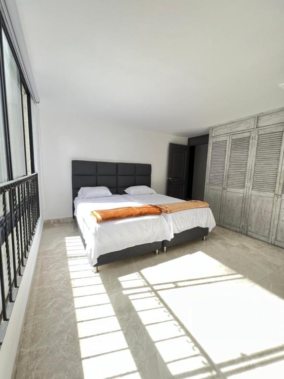 Un pat sau paturi într-o cameră la 232 mt2, Mejor ubicación en Medellín al lado del tesoro