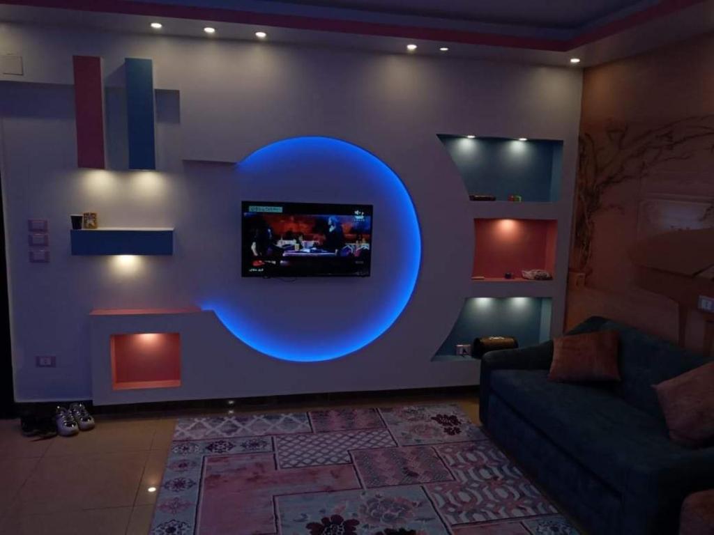 - un salon avec un mur doté d'une télévision dans l'établissement شقة مفروشة سوبر لوكس بالمريوطية هرم, au Caire
