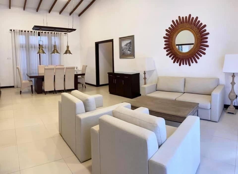 Posezení v ubytování Serenity Villa Dambulla