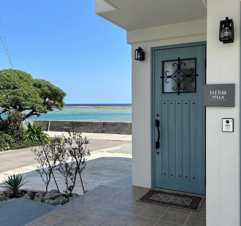- une porte menant à une maison avec vue sur l'océan dans l'établissement HERO VILLA ocean suite, à Ishigaki