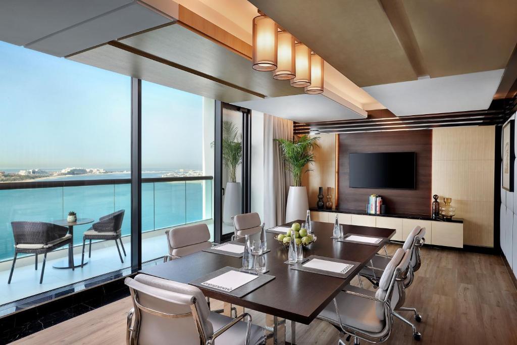 TV a/nebo společenská místnost v ubytování Marriott Resort Palm Jumeirah, Dubai