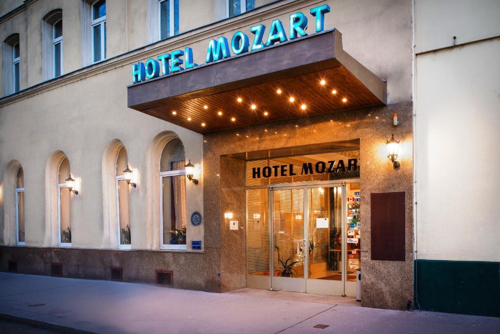 un hotel de luto con un cartel en un edificio en Hotel Mozart en Viena