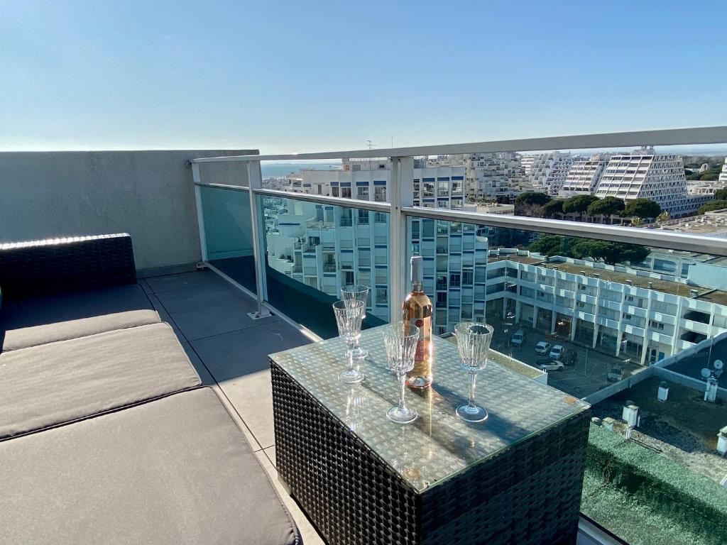 Bazén v ubytování LE PANORAMIQUE, P2 vue sur mer, clim, centre ville, WIFI nebo v jeho okolí