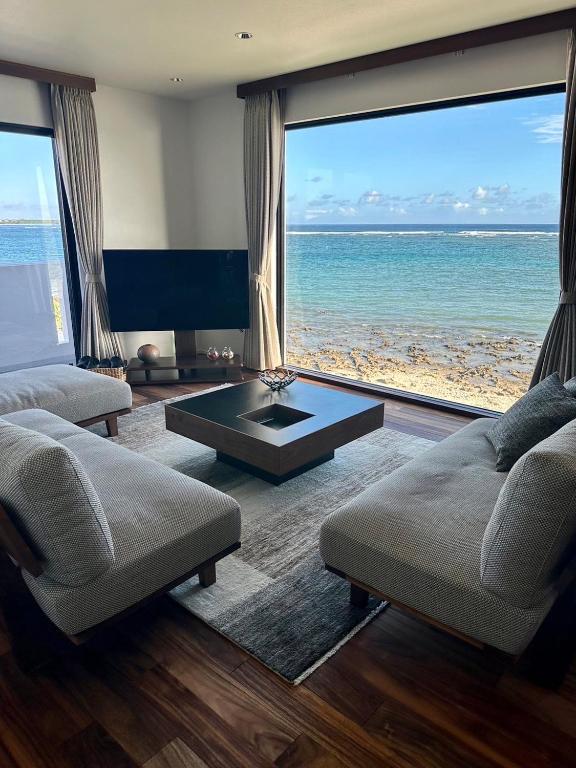 石垣島にあるHERO VILLA ocean suiteの海の見えるリビングルーム