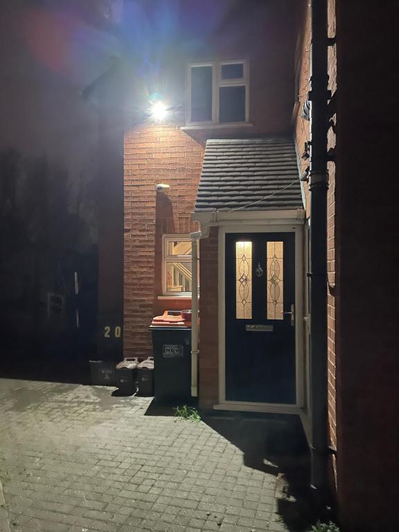 una casa con una porta blu con una luce sopra di Sweet street a Barton in the Clay