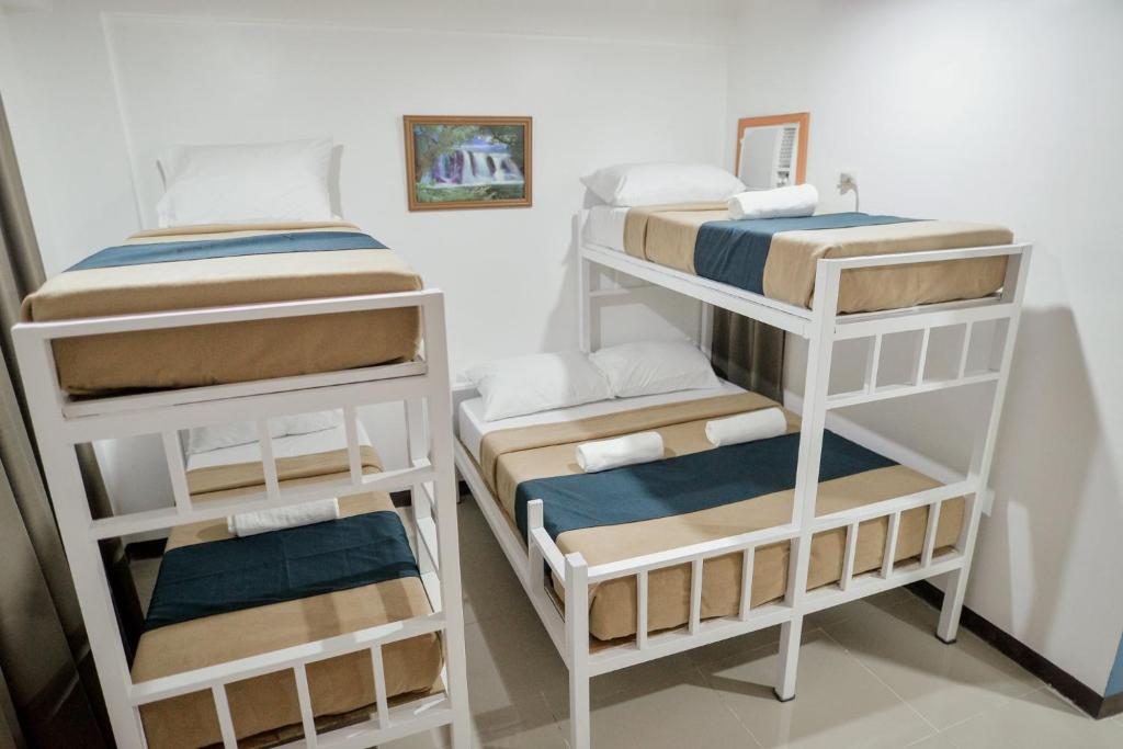 Двухъярусная кровать или двухъярусные кровати в номере FLOROTEL II