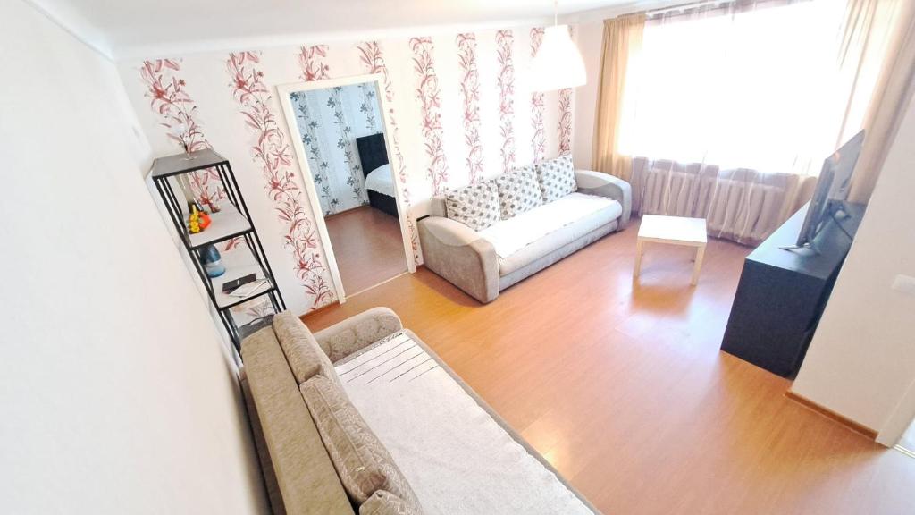 una sala de estar con un sofá y una silla en Teatra 32, en Daugavpils