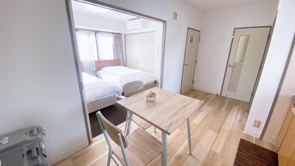 a room with a mirror and a table and a bed at Esperanza 204号室 in Tokyo