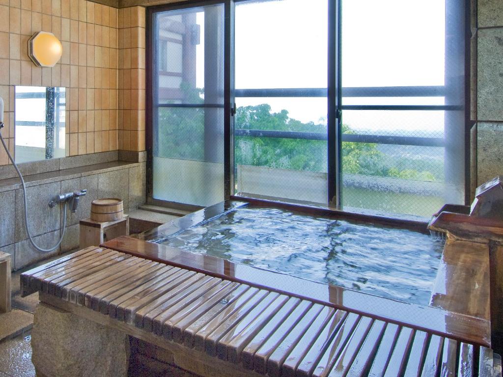 Bazén v ubytování Kishigon Ryokan nebo v jeho okolí