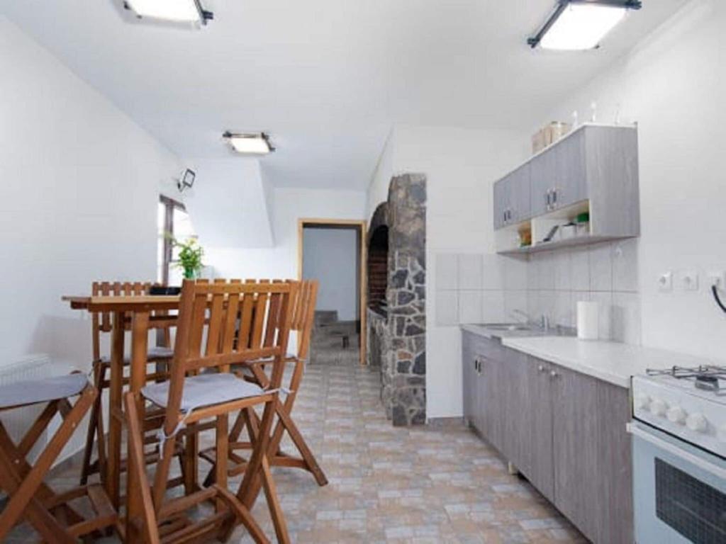 Kuchnia lub aneks kuchenny w obiekcie Tranquil Cottage Retreat in Lovinac