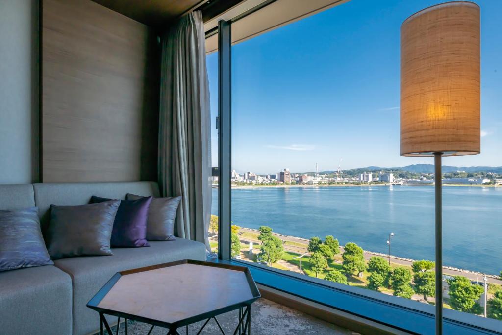 Výhled na řeku, která protéká v blízkosti hotelu
