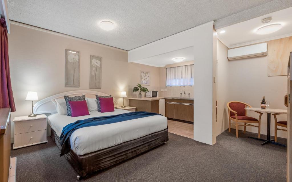 a hotel room with a bed and a kitchen at Katoomba Town Centre Motel in Katoomba