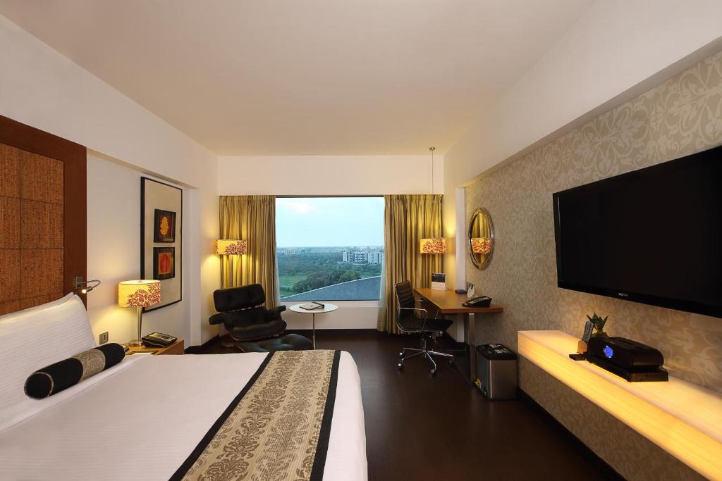 TV a/nebo společenská místnost v ubytování Fortune Select SG Highway, Ahmedabad - Member ITC Hotels' Group