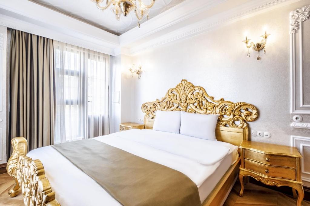 een slaapkamer met een groot bed en een kroonluchter bij Fancy Authentic Studio in Üsküdar in Istanbul