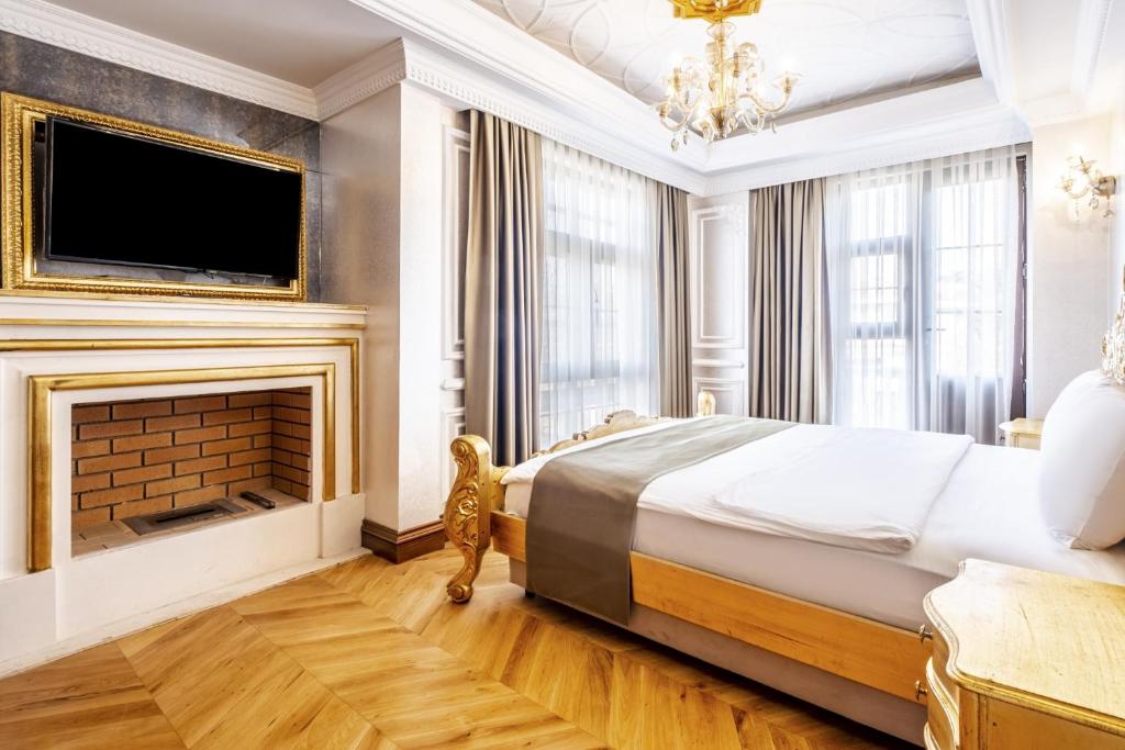 een slaapkamer met een bed en een open haard bij Fancy Authentic Studio in Üsküdar in Istanbul