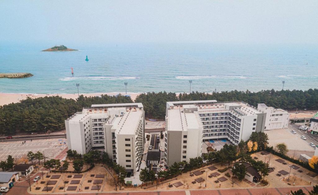 een luchtzicht op een strand met witte gebouwen bij Risen Ocean Park Hotel in Sokcho