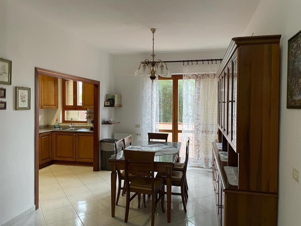 eine Küche und ein Esszimmer mit einem Tisch und Stühlen in der Unterkunft Casa Anna in Portoferraio