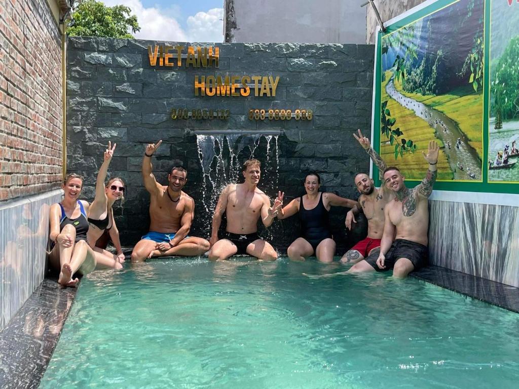 un grupo de personas sentadas en una piscina en Viet Anh Homestay, en Ninh Binh