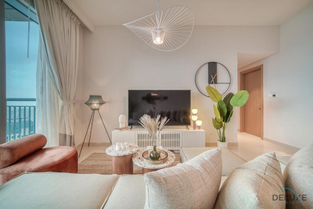 Tropical 2BR at Harbour Views Tower 1 by Deluxe Holiday Homes