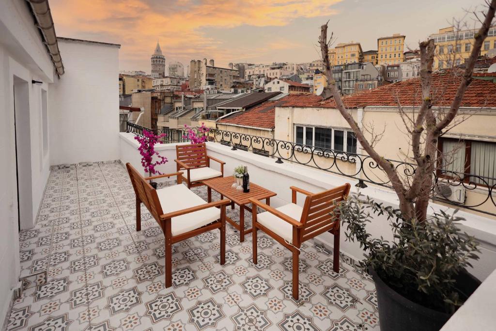 un balcone con sedie e un tavolo su un balcone di Selvese Suites, Serviced Living in Galata a Istanbul