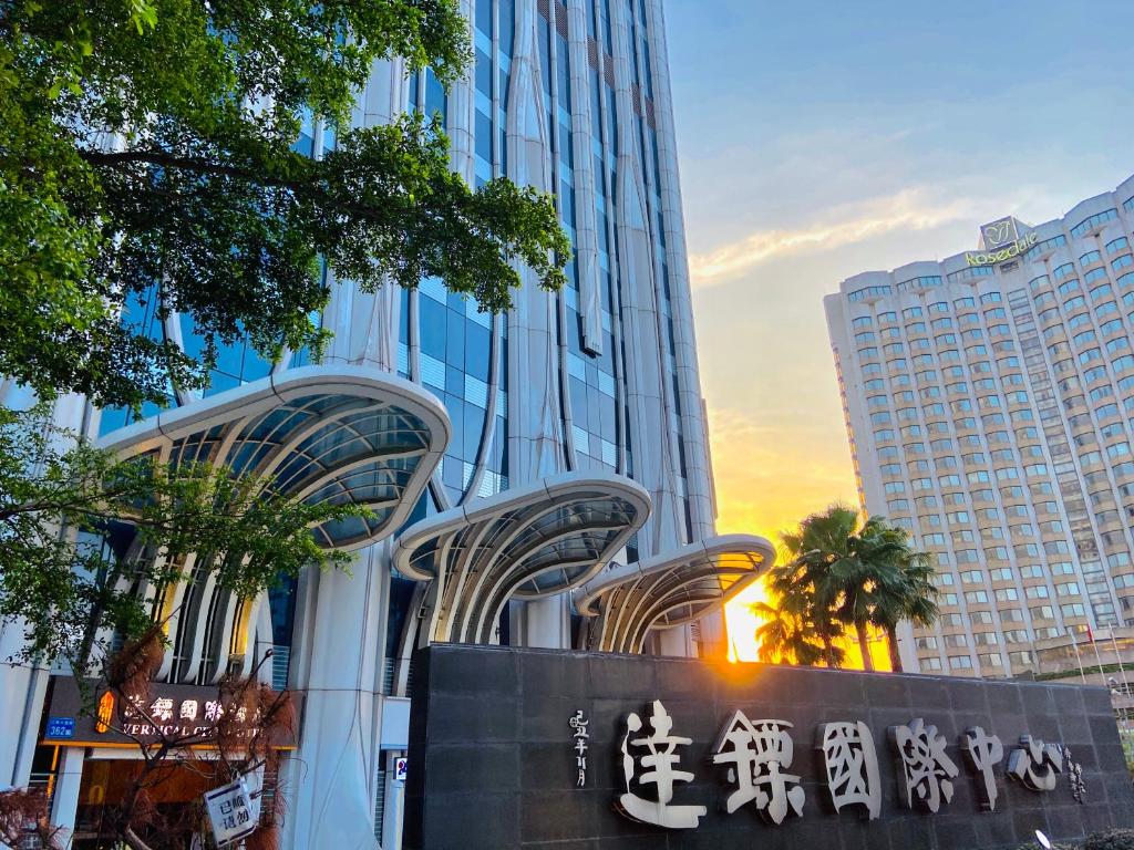 - Vistas a un edificio de la ciudad en Guangzhou City Inn Hotel Apartment Changgang, en Guangzhou