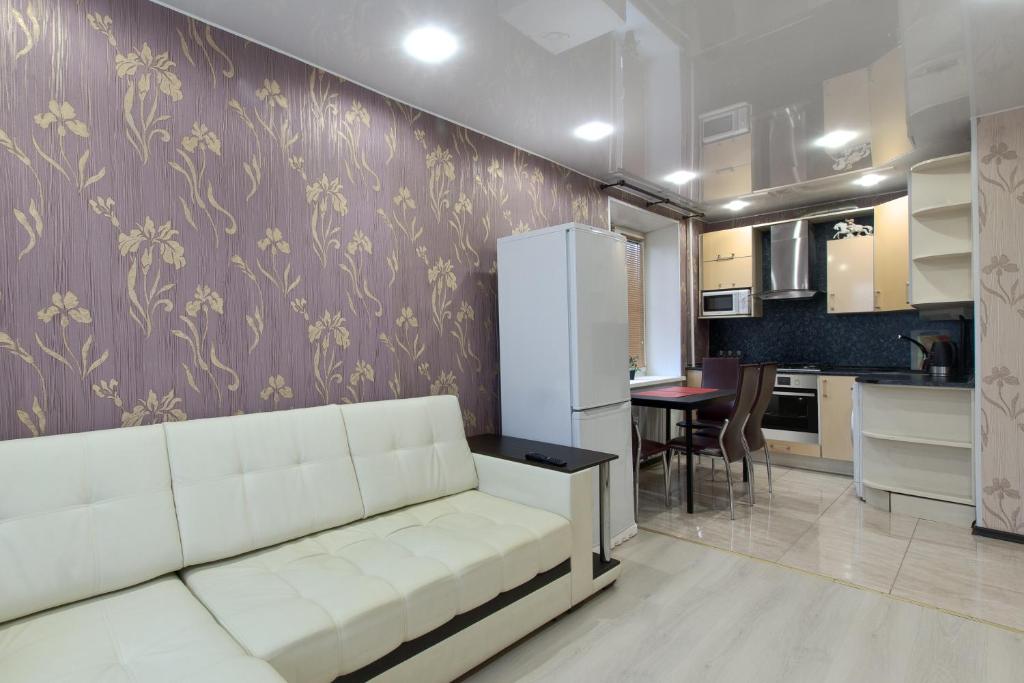 a living room with a couch and a kitchen at EvroApartment on Moskovskaya in Saint Petersburg
