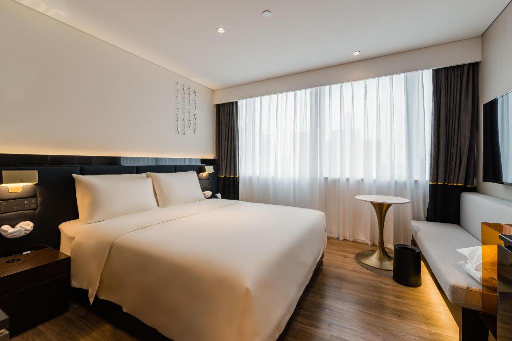Postel nebo postele na pokoji v ubytování Atour S Hotel Shanghai Lujiazui Financial Center