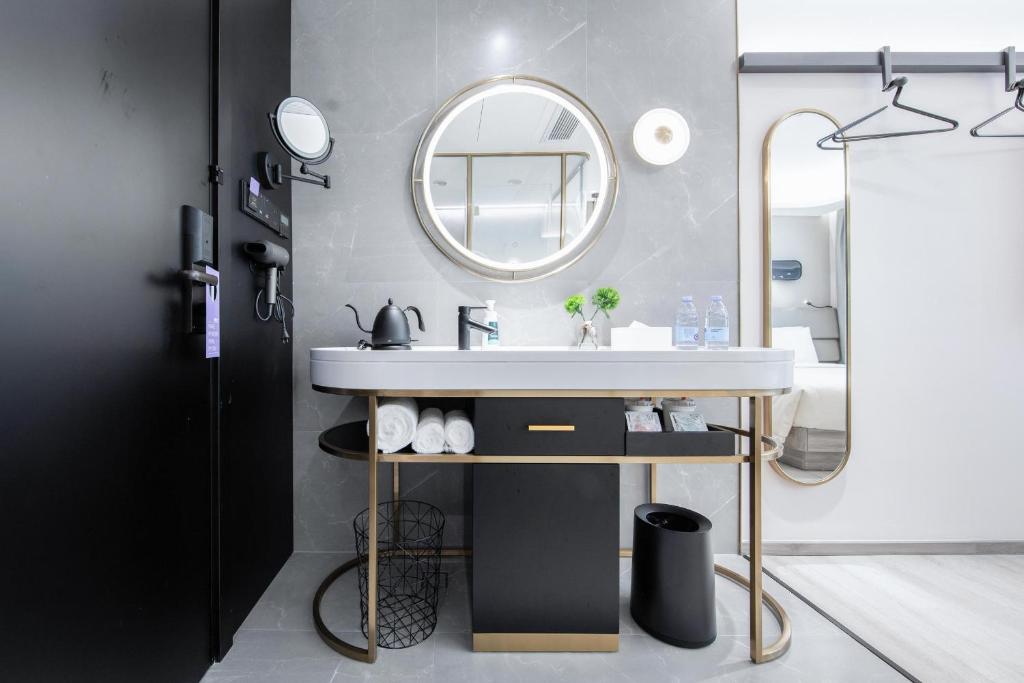 a bathroom with a sink and a mirror at Atour Light Hotel Guangzhou Zhujiang New Town Wuyangtun in Guangzhou