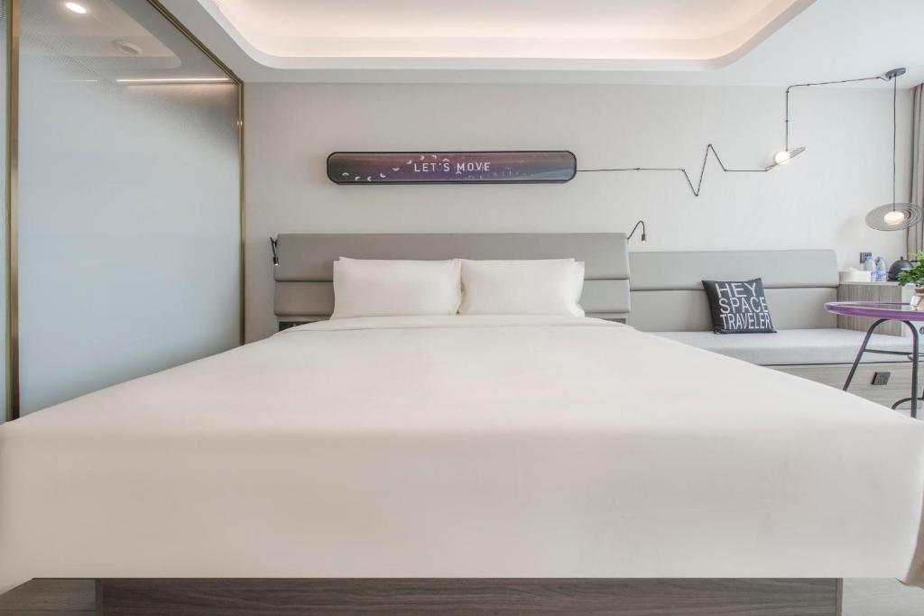 Postel nebo postele na pokoji v ubytování Atour Hotel Zhuhai Gongbei Port Fuhuali CBD