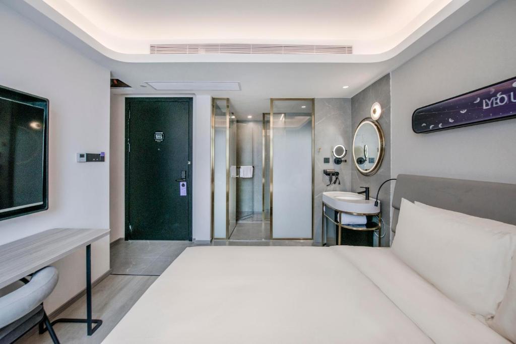 Postel nebo postele na pokoji v ubytování Atour Hotel Zhuhai Gongbei Port Fuhuali CBD