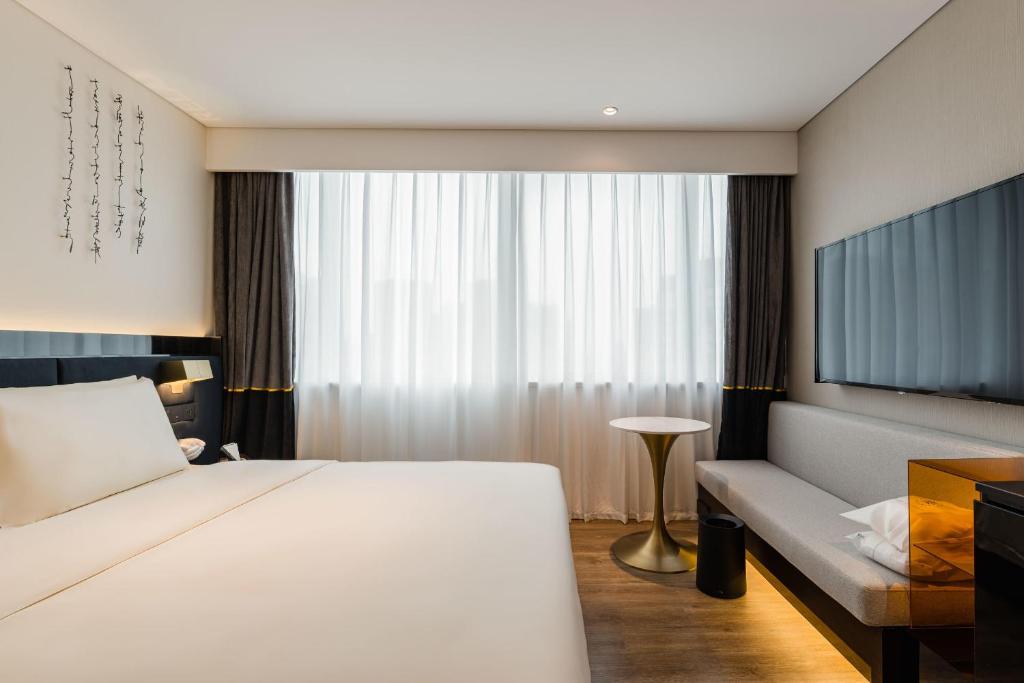 Postel nebo postele na pokoji v ubytování Atour S Hotel Shanghai Lujiazui Financial Center