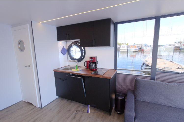 TV a/nebo společenská místnost v ubytování Hausboot Fjord Aries mit Dachterrasse in Schleswig