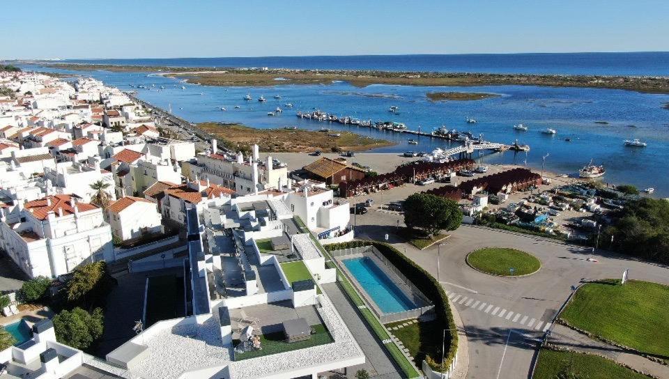 una vista aerea di una città e dell'oceano di Ocean View Top Luxury New Built T1 -WPOV1 a Cabanas de Tavira