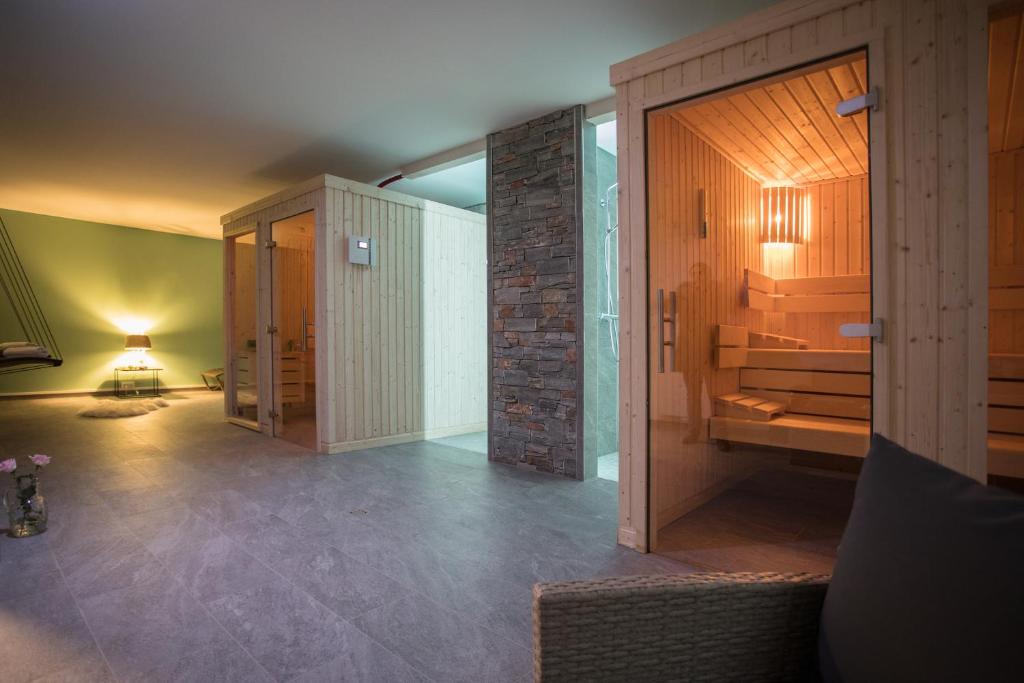 Postel nebo postele na pokoji v ubytování LODGE HOTEL Winterberg