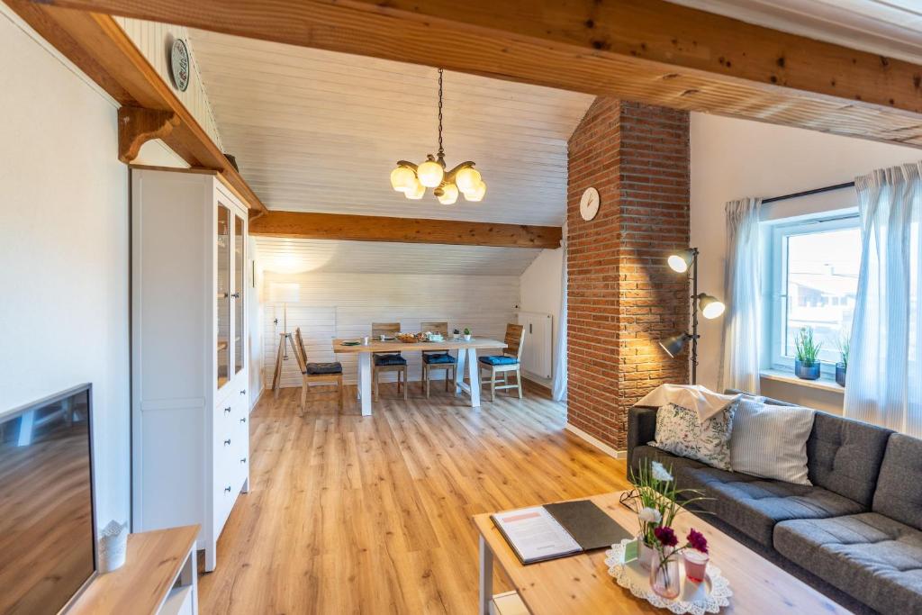ein Wohnzimmer mit einem Sofa und einem Tisch in der Unterkunft Freidorf in Rettenberg