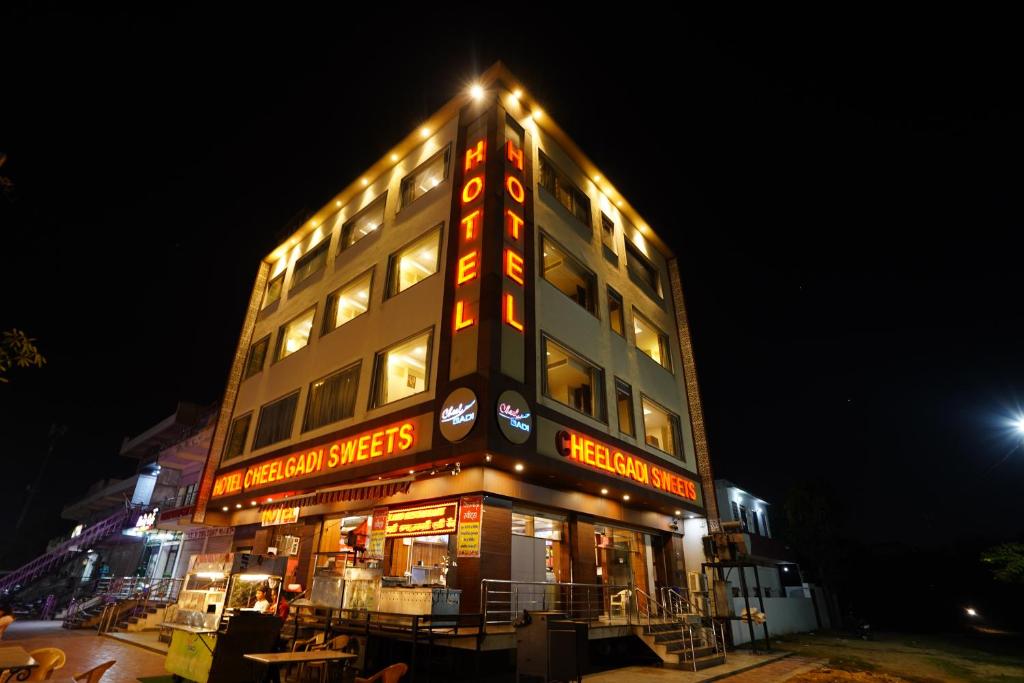 um edifício alto com luzes acesas à noite em Hotel Cheelgadi em Jaipur