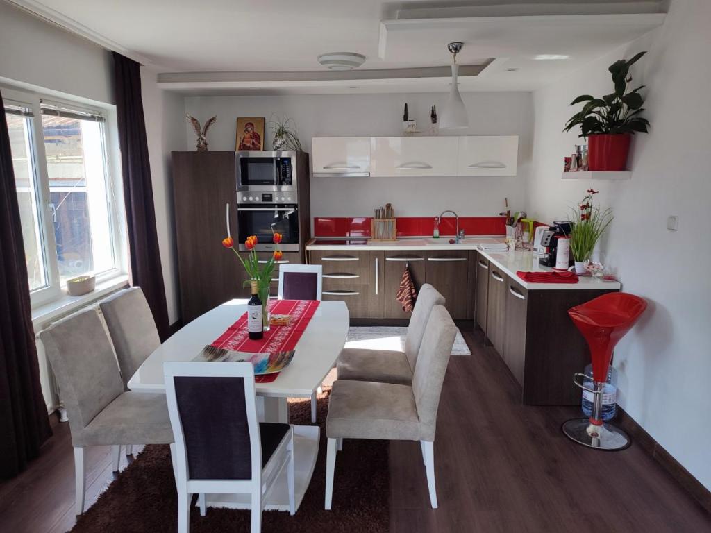 cocina con mesa y sillas en Villa Strashimirovo, en Strashimirovo