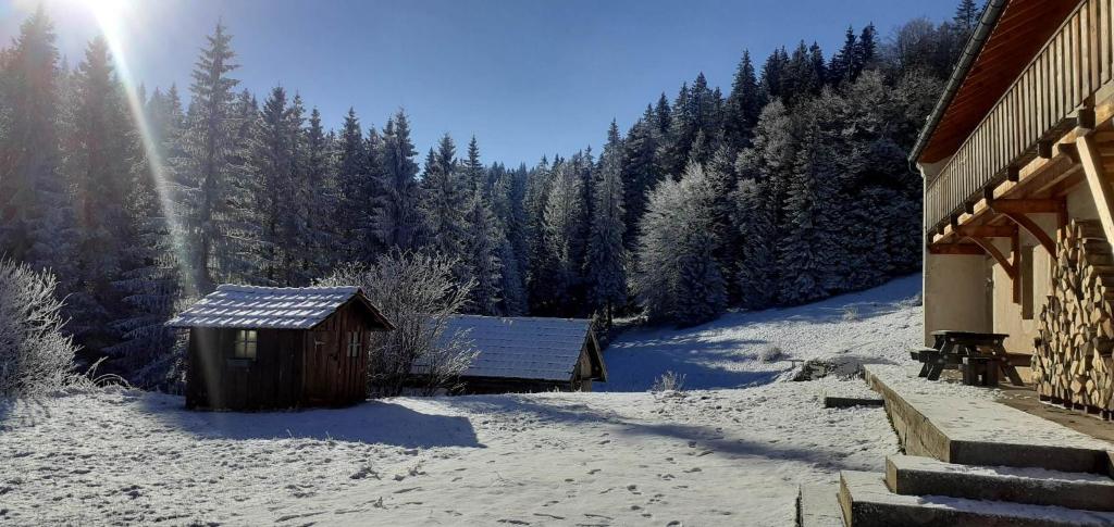 Obiekt Gîtes Tré Le Grenier zimą