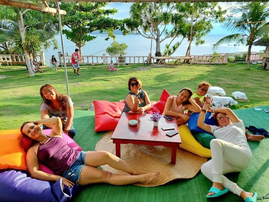 Un gruppo di donne sedute intorno a un tavolo in un parco di Adivayan 315 a Balabagon