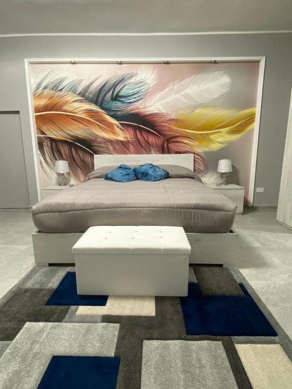 una camera da letto con un letto e un dipinto sul muro di David Home a Catania