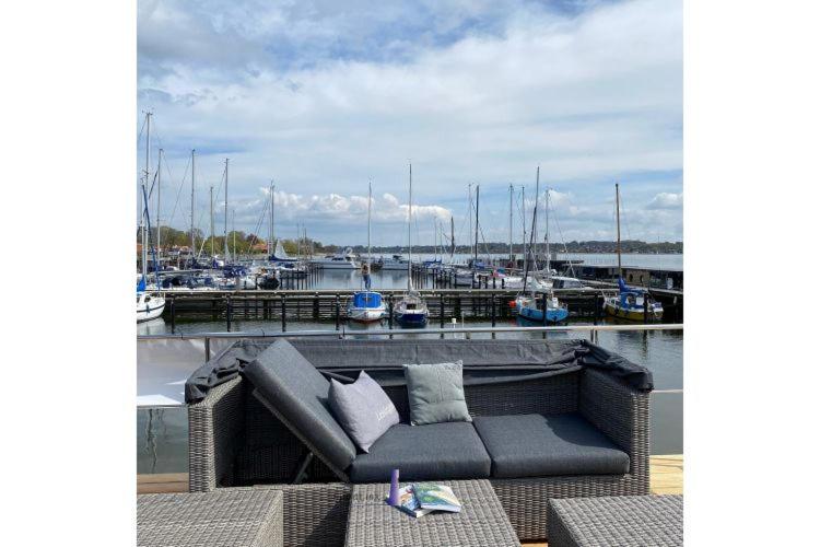 Posezení v ubytování Hausboot Fjord Ankerplatz mit Biosauna in Schleswig