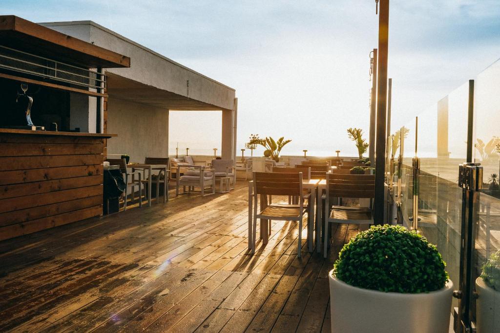 - un balcon avec une table et des chaises sur la plage dans l'établissement Eurohotel Diagonal Port, à Barcelone