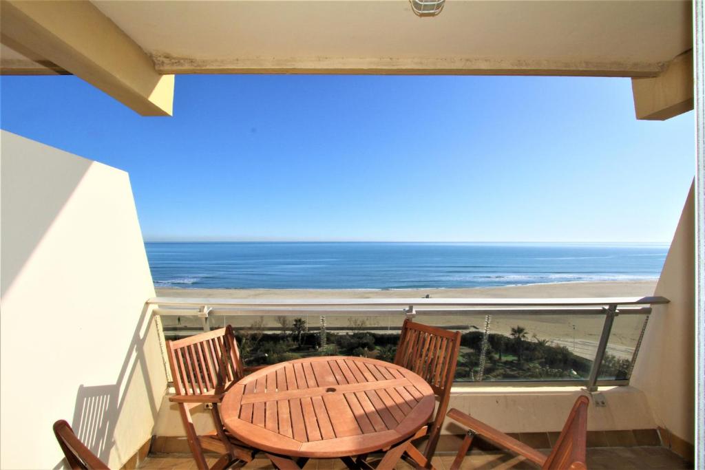 un balcon avec une table et des chaises et l'océan dans l'établissement Studio 3 personne VUE MER, à Canet